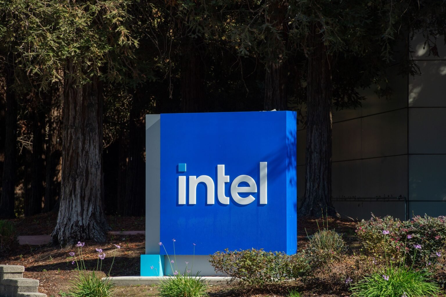 Intel’s Dramatic 2025 Revival: A Stock Surge Amid Persistent Challenges